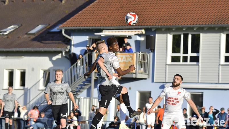 Kopfballduell zwischen Toni Lippert (links) von den SF Ursulapoppenricht und Komlanvi Agbeve (rechts) vom SV Inter Bergsteig Amberg, beobachtet von Alexander Bittner (ganz links, Upo). Die Sportfreunde stehen nach dem Sieg gegen Schlicht auf dem achten Platz der Bezirksliga Nord. Archivbild: Hubert Ziegler