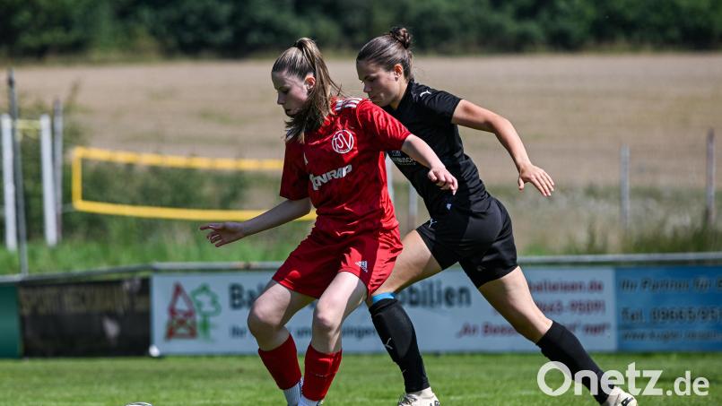 Magdalena Milewsky (links) ist neu bei den Bayernliga-Fußballerinnen des TSV Theuern Archivbild: Jonas Löffler
