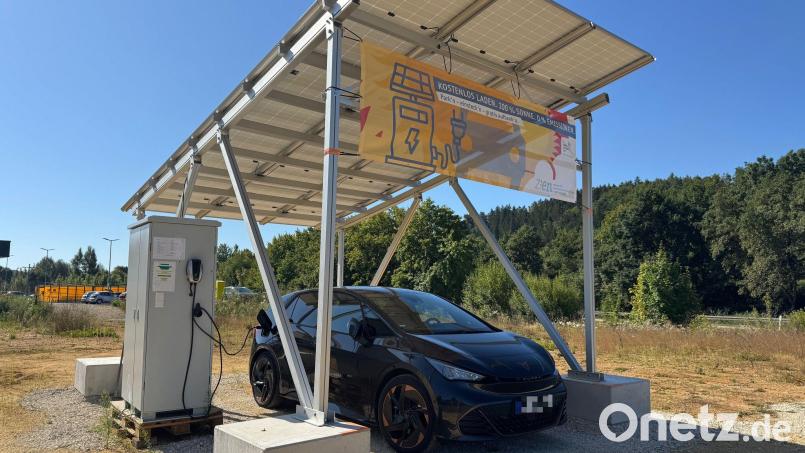Ja, hier können E-Autofahrer tatsächlich gratis Strom tanken: Das Zentrum für erneuerbare Energien und Nachhaltigkeit bietet diese Möglichkeit an seinem Solarcarport in Ensdorf, direkt neben dem Edeka-Markt. Bild: Heike Unger