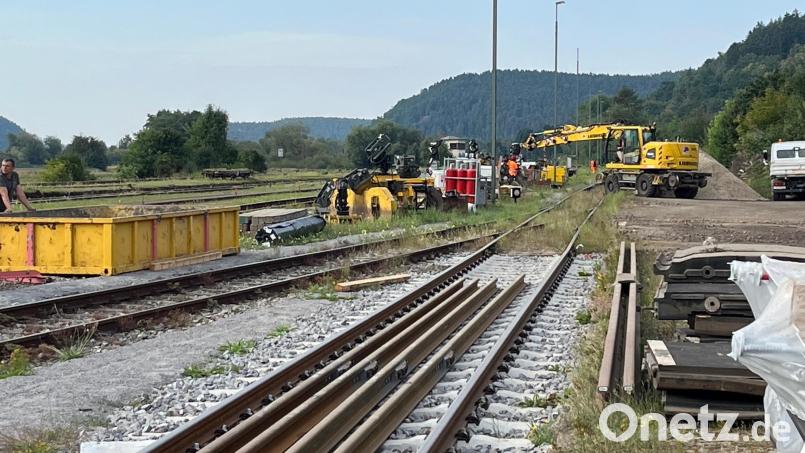 Bis 10. September saniert die Bahn die Strecke Irrenlohe-Weiden. Am Bahnhof Nabburg sind die Arbeiten voll im Gange. Bild: ihl