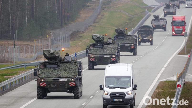 Die Bundeswehr verlegt nach Nordosten. So wie im vergangenen Jahr könnte es auch diesmal auf Bayerns Straßen aussehen, denn auch Weidener Soldaten nehmen an &quot;Quadriga20252 teil. Archivbild: Bundeswehr/Dorow