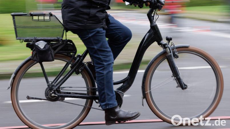 Bei einem Unfall mit Pedelec hat sich in Weiden ein Mann schwer verletzt. Symbolbild: Friso Gentsch/dpa