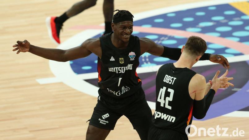 Isaac Bonga (l) ist ein wichtiger Spieler für das deutsche Team. Bild: Matthias Stickel/dpa