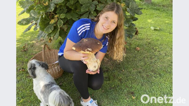 Annalena Brey aus Pleystein hat in einem Waldstück einen großen Steinpilz gefunden. Bild: Manuela Brey