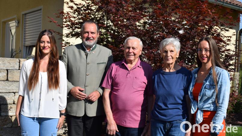 Viele Glückwünsche bekam Josef Scharf (Mitte) aus Lissenthal zu seinem 90. Geburtstag. Zu den ersten Gratulanten zählten seine Frau Maria, die Enkeltöchter Lena (links) und Laura (rechts) sowie Bürgermeister Frank Zeitler für die Stadt Nabburg. Bild: bnr