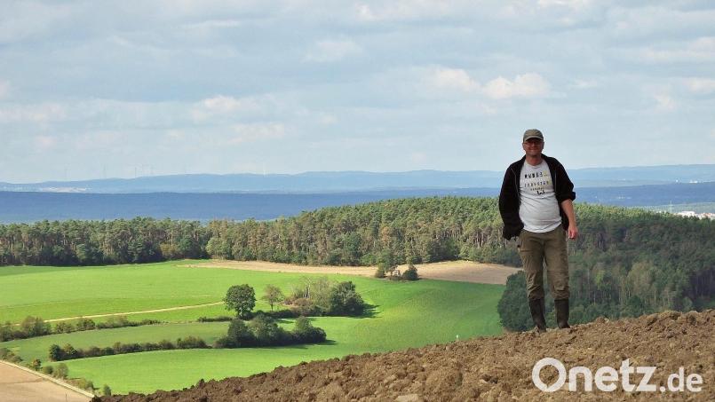 Auf frisch gepflügten Feldern ist er unterwegs, um historische Artefakte zu finden: Thomas Wagner ist einer der beiden neuen ehrenamtlichen Kreisheimatpfleger für Archäologie im Landkreis Schwandorf. Bild: Süß/exb