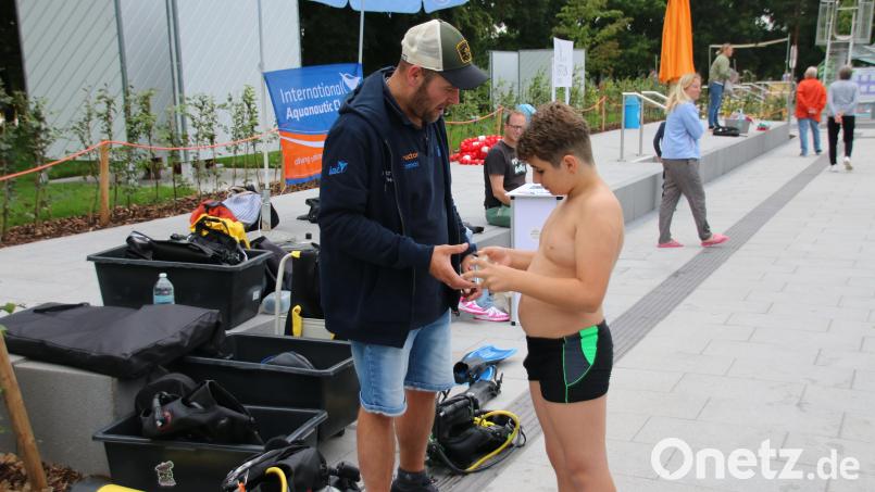 Thomas Knötig weist hier gerade einen Tauchschüler in die Handhabung der Ausrüstung ein. Bild: sne