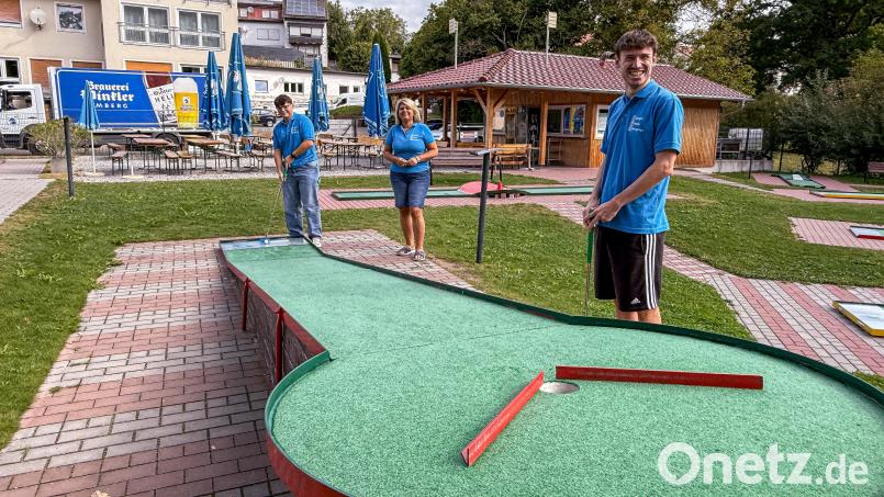 Es ist die einzige Minigolfanlage in Sulzbach-Rosenberg – sie und der Freizeittreff-Biergarten bringen ordentlich Leben nach Breitenbrunn. Von links: Junior-Chef Simon Chesaru, seine Mutter Adriana und Luca Ebert vom Helferteam. Bild: Stephan Huber