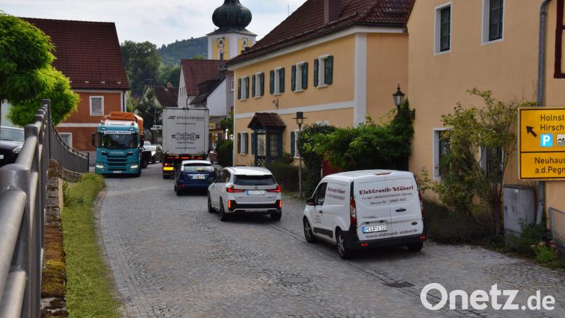 In der Ortsmitte geht es recht eng zu, wenn zwei LKW aufeinander treffen Bild: hdk