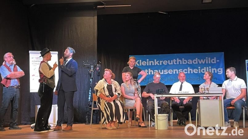 Vor allem die Frauen, in diesem Fall die Scherenschleiferin Sofia Kronthaler (Alexandra Fenk, 2.v.l.), schaffen es, die Planungen der selbstherrlichen Männer um Bürgermeister Franz Josef Dimpflmayr (Dominik Gruber, 3.v.l.) gehörig durcheinanderzuwirbeln. Bild: Susanne Schwab