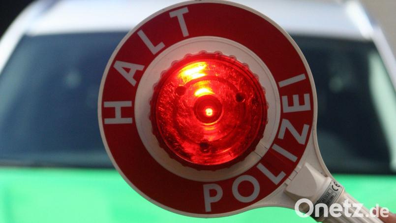 Obwohl ein Lkw-Fahrer drei echte Führerscheine dabei hatte, zeigte er bei der Polizeikontrolle ein gefälschtes Dokument aus dem Oman vor. Symbolbild: Benjamin Tietz