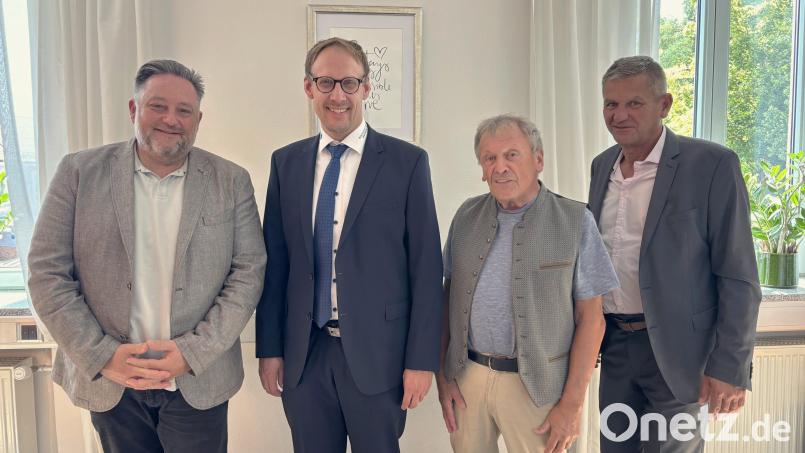 Bürgermeister Thomas Beer begrüßt Mediziner Stefan Roi von den „Wackersdorfer Hausärzten“ im Beisein von Dr. Kruse und Franz Härtl. Bild: Thomas Stegerer