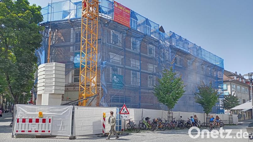 In den ehemaligen &quot;Esprit&quot; am Eingang der Weidener Max-Reger-Straße soll wieder ein Bekleidungsgeschäft einziehen. Derzeit läuft eine umfangreiche Sanierung am Gebäude. Bild: Hladik