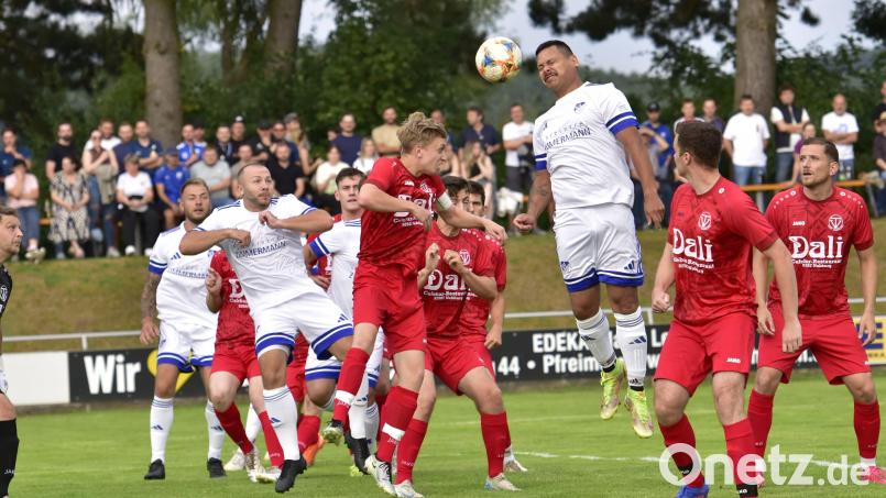 Diendorfs Christopher Burggraf (Dritter von rechts) reckt und streckt sich, doch es will beim SV in dieser Kreisliga-Saison noch nicht viel klappen. Die Kicker des TV Nabburg (rote Trikots) reisen am Samstag zum Kreisliga-Spitzenspiel zum SV Haselbach. Bild: ham