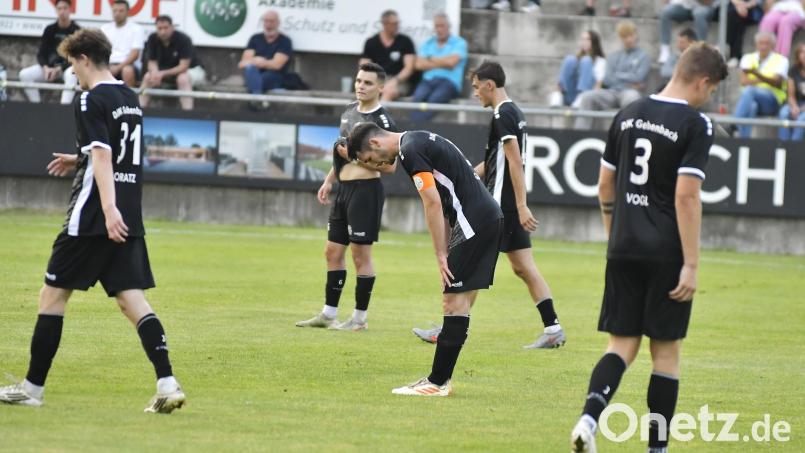 Die Gebenbacher um Kapitän Johannes Golla (Mitte) nach einem der sieben Gegentore gegen die SpVgg Bayern Hof. Bild: Hubert Ziegler