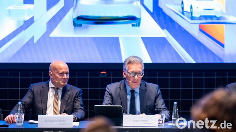VDA-Geschäftsführer Jürgen Mindel (rechts) und der Rechtsanwalt Christian Vorländer (links) als Vertreter der Messe MÜnchen präsentieren das Konzept der bevorstehenden Automesse IAA. Die bedrängten deutschen Hersteller wollen ein „Signal der Zuversicht“ senden. Bild: Lennart Preiss/dpa