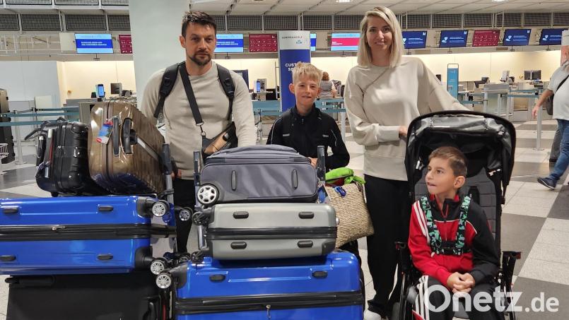 Die Familie Schuh am Flughafen: Dick bepackt und mit Franz im Reha-Buggy. Bild: Lisa Schuh