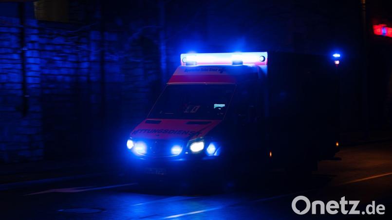Rettungskräfte brachten den Schwerverletzten in ein Krankenhaus. Symbolbild: Nicolas Armer/dpa