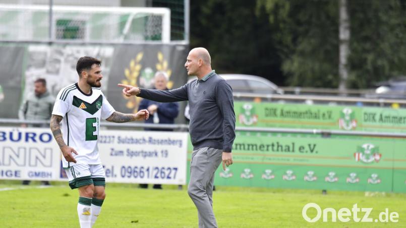 Nach der späten 1:2-Heimniederlage gegen Eintracht Münchberg sah Ammerthals Trainer Tobias Rösl (rechts, mit Marco Wiedmann) Redebedarf. Bild: Hubert Ziegler