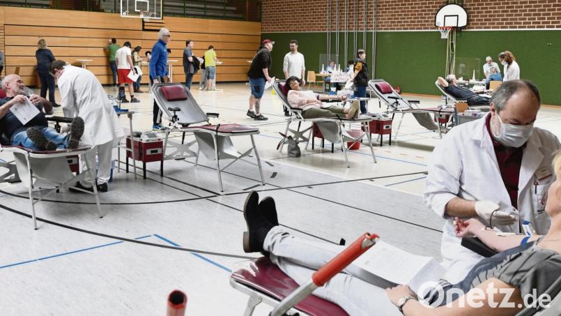 An zwei Nachmittagen war die Krötensee-Sporthalle in Sulzbach-Rosenberg wie schon viele Male vorher medizinischer Behandlungsraum und Café gleichzeitig. In den Ferien, viermal im Jahr, zapft das Blutspende-Team des BRK-Kreisverbands Amberg-Sulzbach dort Blut ab. Archivbild: Petra Hartl