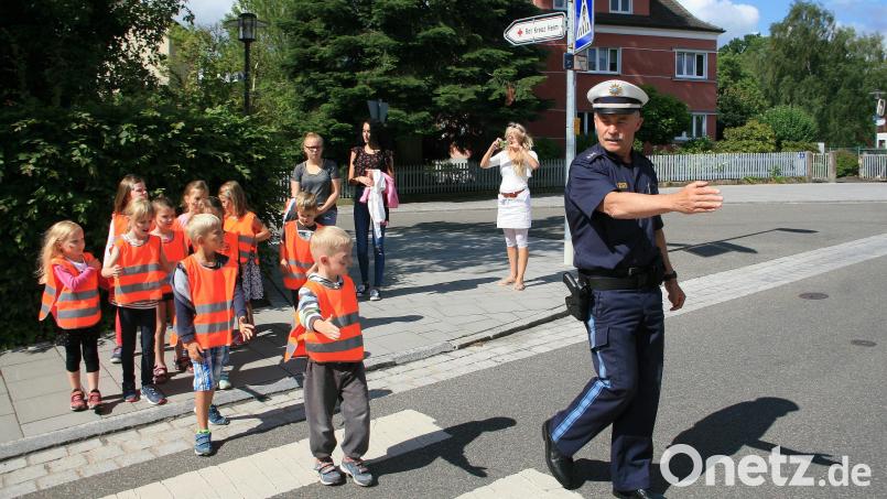 Das richtige Überqueren der Straße will geübt sein. Polizist Berthold Walbrunn zeigt, wie es geht. Archivbild: wro