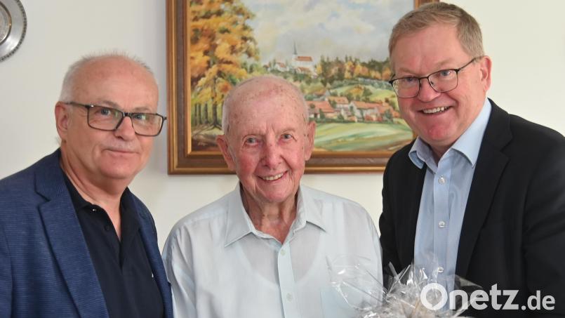 Oberbürgermeister Michael Cerny (rechts) und Jo Singer (links), der Leiter der Zentralen Dienste der Stadt Amberg, gratulierten Georg Kiener am Donnerstag mit einem Geschenkkorb. Bild: gf