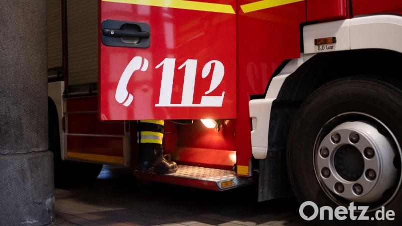 Feuerwehrleute haben den Brand in dem Wohnhaus gelöscht. (Symbolbild) Bild: Niklas Treppner/dpa