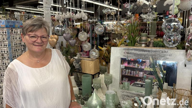 Sigrid Schmid in ihrem Dekoparadies: Das Angebot wird ab Frühjahr in Sulzbach-Rosenberg fehlen. Bild: ge
