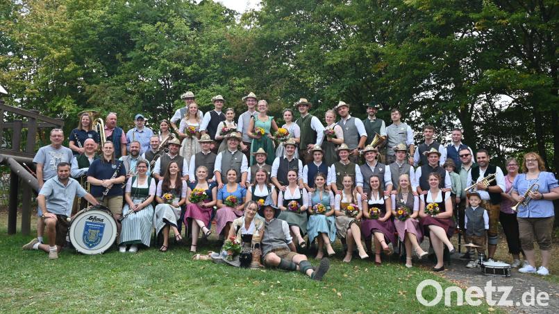 Traditionelle Schlichter Schul-Kirwa. Das Oberkirwapaar vorne Mitte Marie Held und Josef Trummer. Bild: Lena Wiesnet