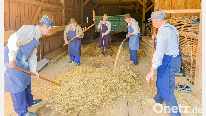 Historisches Dreschen in Altköslarn Bild: hwk