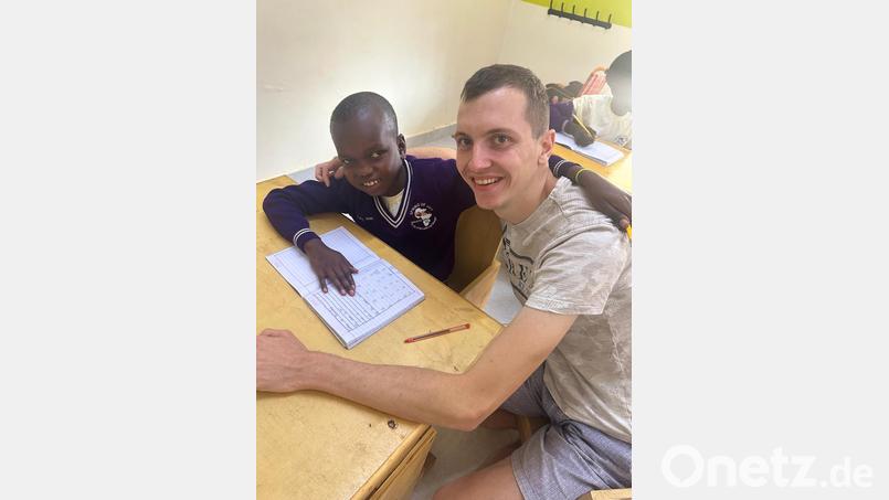 Maximilian Pecher aus Tirschenreuth ist derzeit in Uganda und kümmert sich um Kinder mit Beeinträchtigungen. Unter anderem hilft er ihnen beim Lesen und Schreiben. Bild: Maximilian Pecher/exb