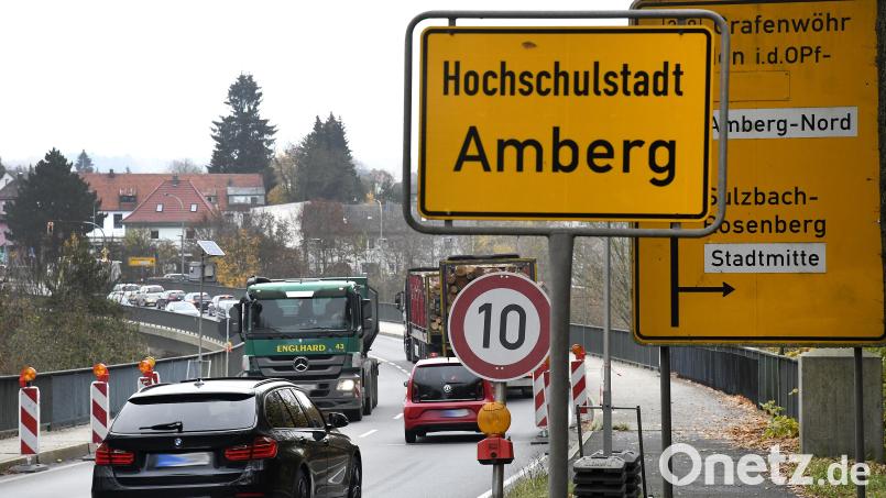Ein Autofahrer ignorierte die Baustellenabsperrung an der Erzbergbrücke in Amberg. Archivbild: Petra Hartl