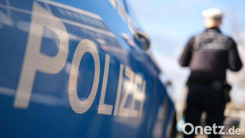 Die Polizei ermittelt zu den Hintergründen des Unfalls. (Symbolbild) Bild: Bernd Weißbrod/dpa