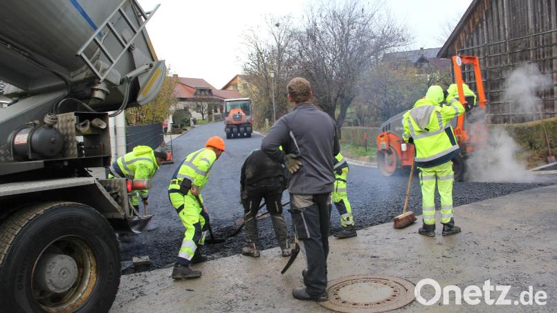 Straßensanierung bezahlt heute die Gemeinde. Das freut die Bürger, manchen Kämmerer macht es aber Sorgen. Symbolbild: Josef Böhm