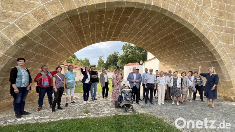 Brückenbauer: Eine 18-köpfige Besuchergruppe aus ehrenamtlich und hauptberuflich engagierten Integrationslotsen wurde von Landrat Richard Reisinger im Landratsamt in Amberg begrüßt. Bild: Martina Beierl