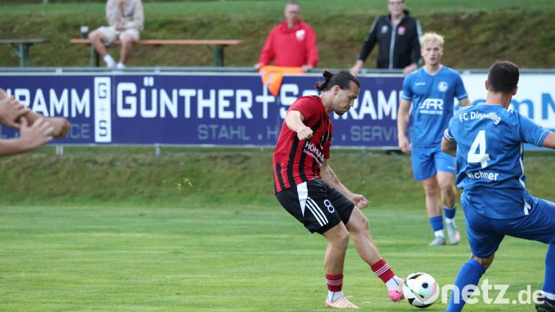 David Bezdicka (am Ball) brachte den SC Luhe-Wildenau gegen den FC Dingolfing mit 1:0 in Führung. Bild: Dieter Jäschke