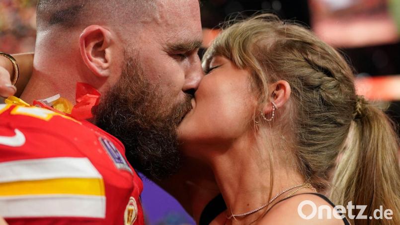 Und Kuss: Inzwischen sind Taylor Swift und Travis Kelce verlobt. (Archivbild) Bild: Brynn Anderson/AP/dpa
