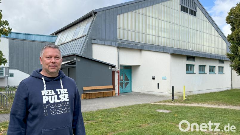 Die Eishalle Amberg ist im Sportpark „Am Schanzl“ einer der markantesten Punkte im Areal. Ihr neuer Leiter, Frank Jacobi, will nicht nur äußerlich an dem Gebäude Schritt für Schritt Verbesserungen erreichen, sondern hat auch viele Ideen für den laufenden Betrieb. Bild: Petra Hartl