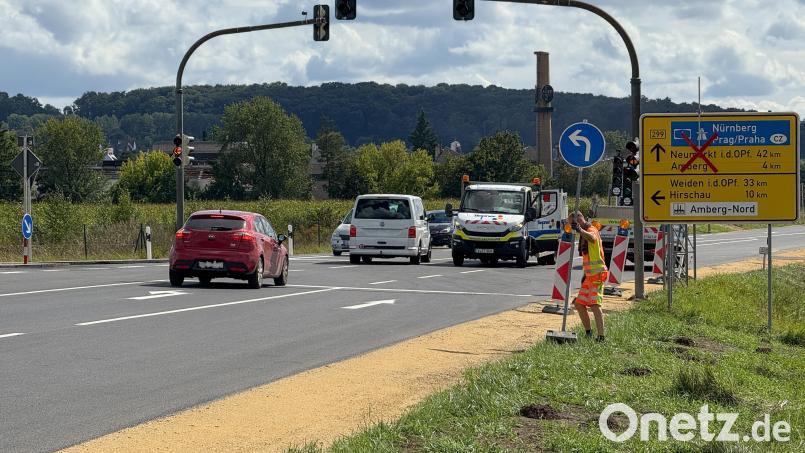 Die Bauarbeiten an der B299 bei Amberg sind beendet, am Freitagnachmittag wurde die Baustellen-Beschilderung abgebaut: Jetzt ist die Durchfahrt wieder möglich. Bild: Petra Hartl