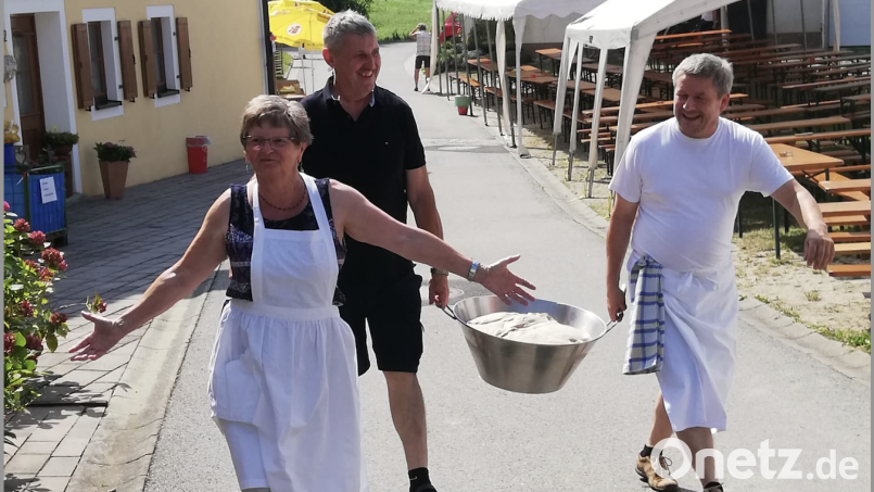 Am Samstag um 15 Uhr beginnt das Högener Backofenfest – Bürgermeister Reiner Pickel und Gemeinderat Markus Schmidt bringen schon einmal Nachschub vom selbstgemachten Brotteig. Bild: glb