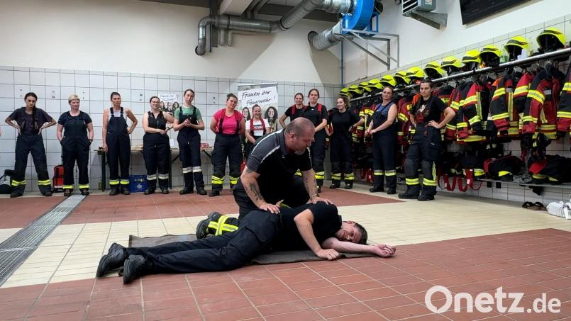Selbstverteidigungs-Experte Markus Dietrich (Bildmitte) zeigte Feuerwehrfrauen bei einem Kurs in Haselmühl, wie sie sich im Einsatz gegen Gewalt zur Wehr setzen können. Bild: Heike Unger