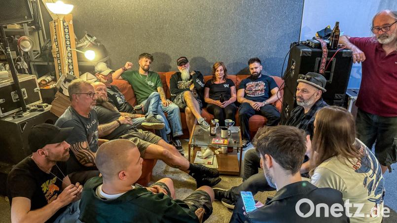 Oberpfalz-Medien im Gespräch mit Bandmitgliedern aus den Probenräumen in der alten Hutfabrik, die vom Abriss des Areals betroffen sind. Bild: Wolfgang Steinbacher