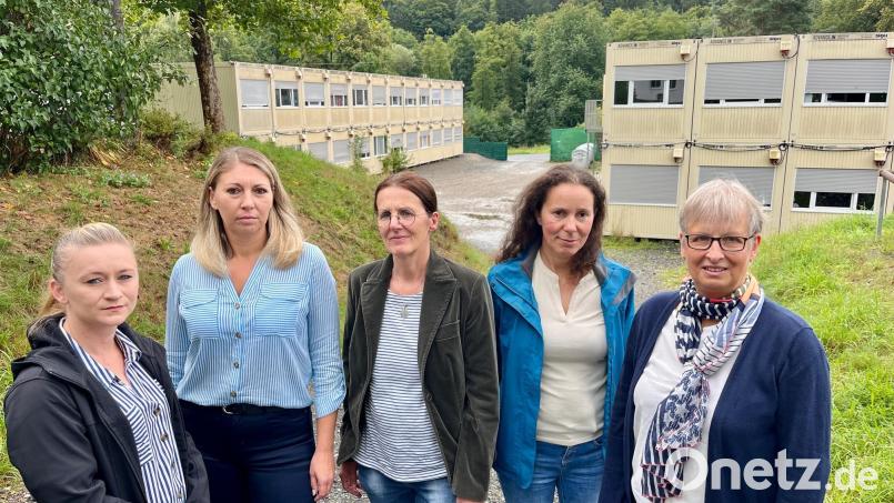 Erstmals übernahmen Ärzte und Pflegefachkräfte die ambulante Palliativversorgung einer Patientin im Containerdorf in Neustadt/WN (im Hintergrund). Der Einsatz forderte die Teammitarbeiter von Caritas Sozialstation Weiden und SAPV Waldnaab, von links: Caritas-Pflegefachkraft Nelli Schwabbauer, Caritas Sozialstation Leitung Tatjana Rubas, Dr. Margarete Pickert, Fachkraft für Palliativ-Care Anita Schultes und Dr. Christine Braun. Bild: Gabi Schönberger