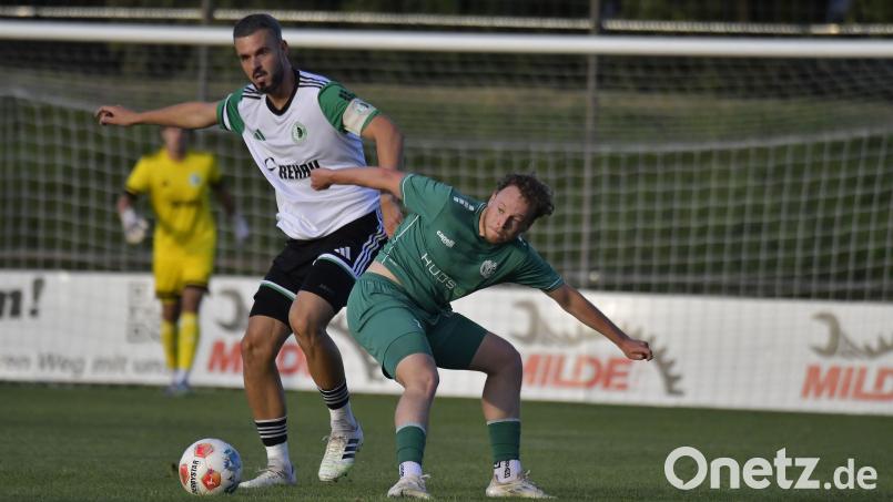 Leon Kipry (grünes Trikot) und die DJK Gebenbach verloren gegen den SC Eltersdorf mit 1:3. Bild: Hubert Ziegler