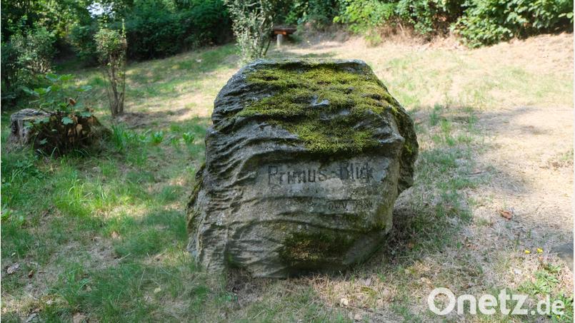 Auf geschichtsträchtigem Boden im Flosser Amt wurde 1954 die Anlage „Primusblick“ vom Waldverein errichtet. Der Gedenkstein erinnert an den Heimatfreund und Oberlehrer a. D. Primus Schellein. Bild: le