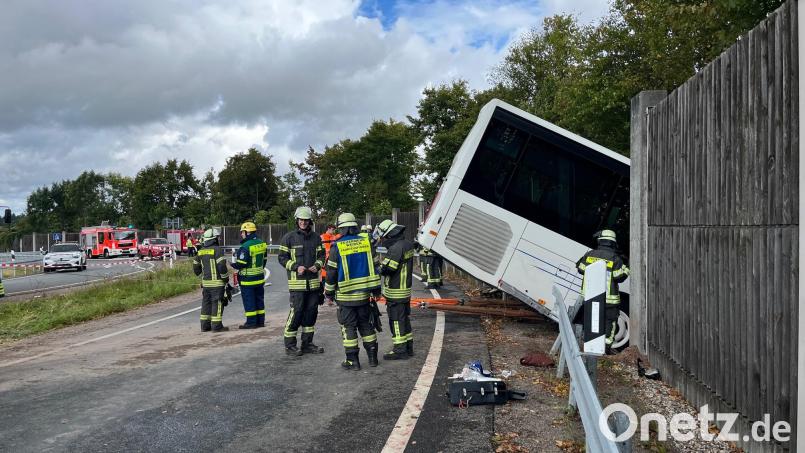 Bei einem Busunfall auf der A93 bei Weiden-Frauenricht wurden am Freitagvormittag mehrere Menschen teils schwer verletzt. Bild: Gabi Schönberger