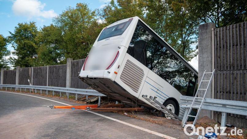 Der Bus brach in einer Kurve durch die Leitplanke und die Schallschutzwand. Bild: Lars Haubner/NEWS5/dpa