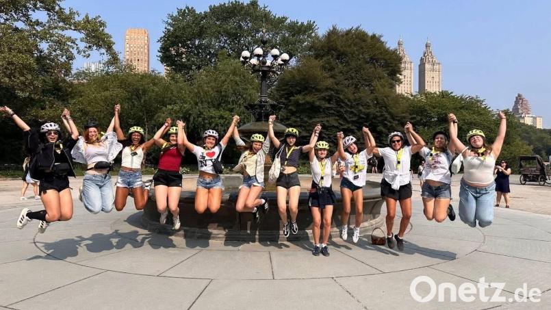 Die Jugendlichen aus dem Landkreis Neustadt/WN erkundeten den Central Park und den Times Square per Fahrrad. Das Gruppenfoto entstand bei einem Zwischenstopp. Bild: Caron Merill