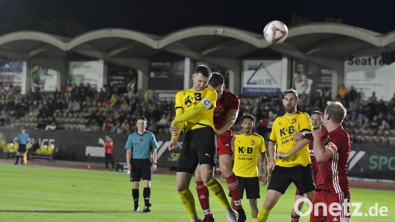 Kapitän Mario Schmien und der FC Amberg ergatterten am Freitagabend ganz spät ein 1:1 gegen die SpVgg Pfreimd. Bild: Hubert Ziegler