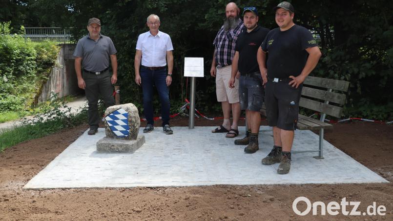 Geschichte hautnah erleben: Der neue Platz mit dem restaurierten Grenzstein mit Ortsheimatpfleger und Heimatvereinschef Hubert Haas (v.l.), Bürgermeister Erwin Geitner und den ehrenamtlichen Helfern Martin Eichenseer, Johannes Haas und Phillip Haas. Bild: mrr